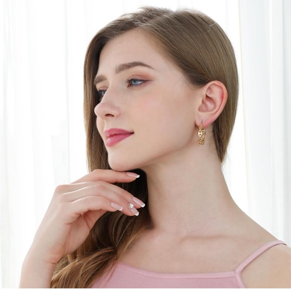 🔥 2 pair of Huggy Chunky Dangle Earrings-NWT - Picture 2 of 7